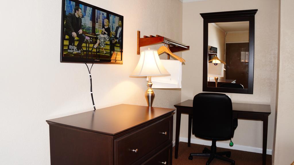 Americas Best Value Inn & Suites Kansas City Grandview Quarto foto